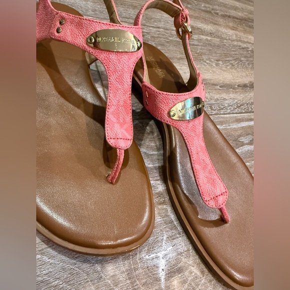 Michael Kors Coral Pink T-Strap Leather Sandals with Gold Plaque - Picture 3 of 4